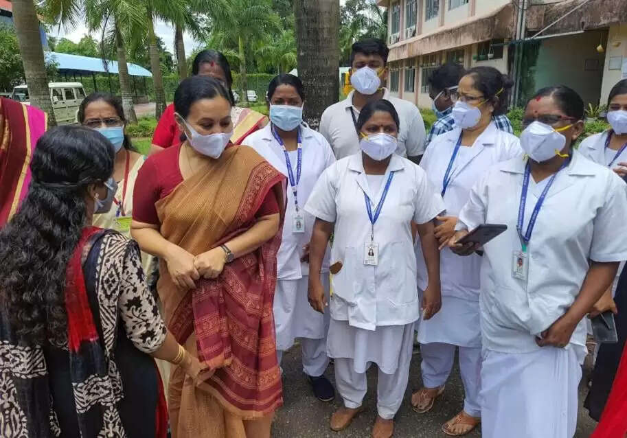 പുഷ്പം പോലെ വാക്സിന്‍ നല്‍കിയ പുഷ്പലതയെ തേടി മന്ത്രിയെത്തി