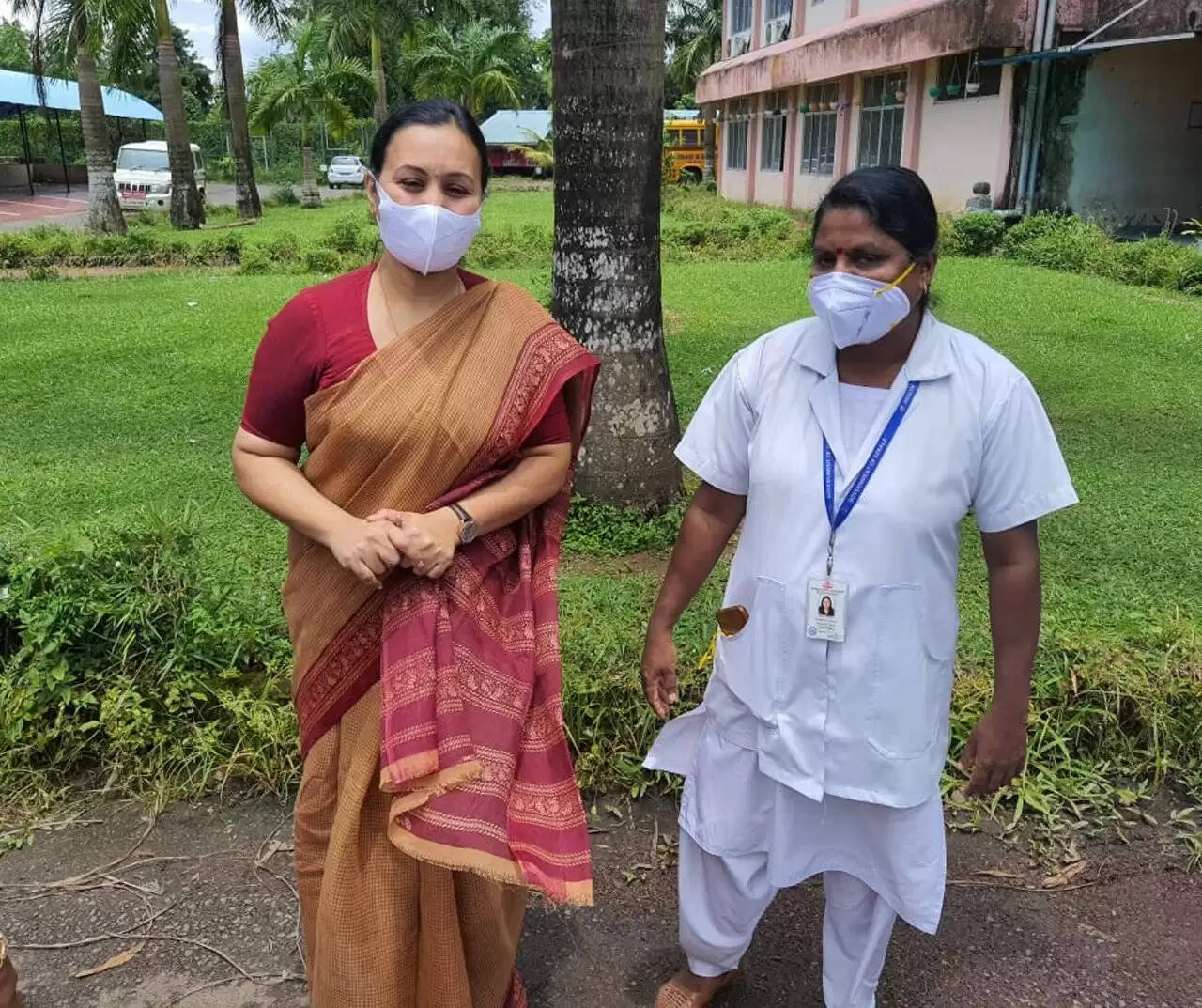 പുഷ്പം പോലെ വാക്സിന്‍ നല്‍കിയ പുഷ്പലതയെ തേടി മന്ത്രിയെത്തി