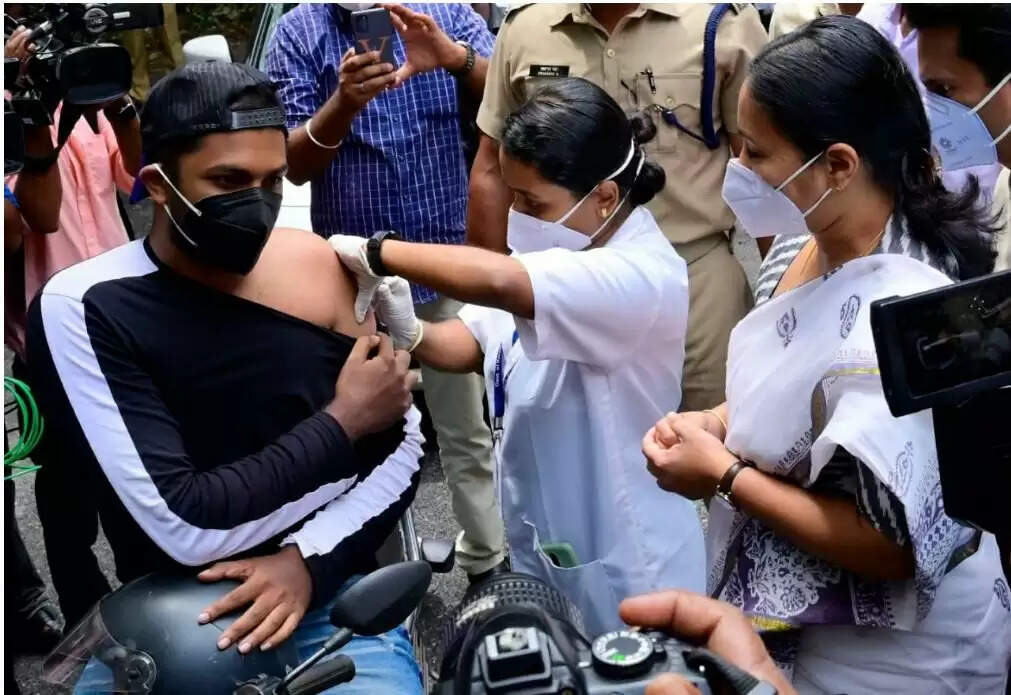 ഡ്രൈവ് ത്രൂ വാക്‌സിനേഷൻ സെന്റർ 24 x 7ന് തുടക്കമായി