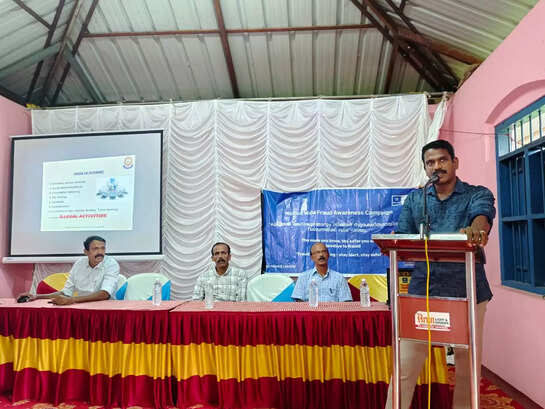 ഫോട്ടോ ക്യാപ്ഷന്&zwj;- സൈബര്&zwj; സുരക്ഷ ബോധവത്കരണ പരിപാടിയില്&zwj; കൊല്ലം ഡിവിഷന്&zwj; സൈബര്&zwj; സെല്&zwj; എസ് എച്ച് ഒ ജി. ഗോപകുമാര്&zwj; സംസാരിക്കുന്നു.