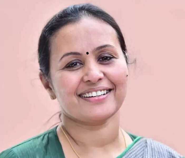 Veena_minister